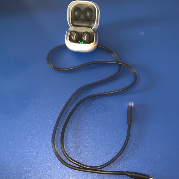 Samsung AKG ear pods/ black with charging cable/ never been used - Picture 4 of 5